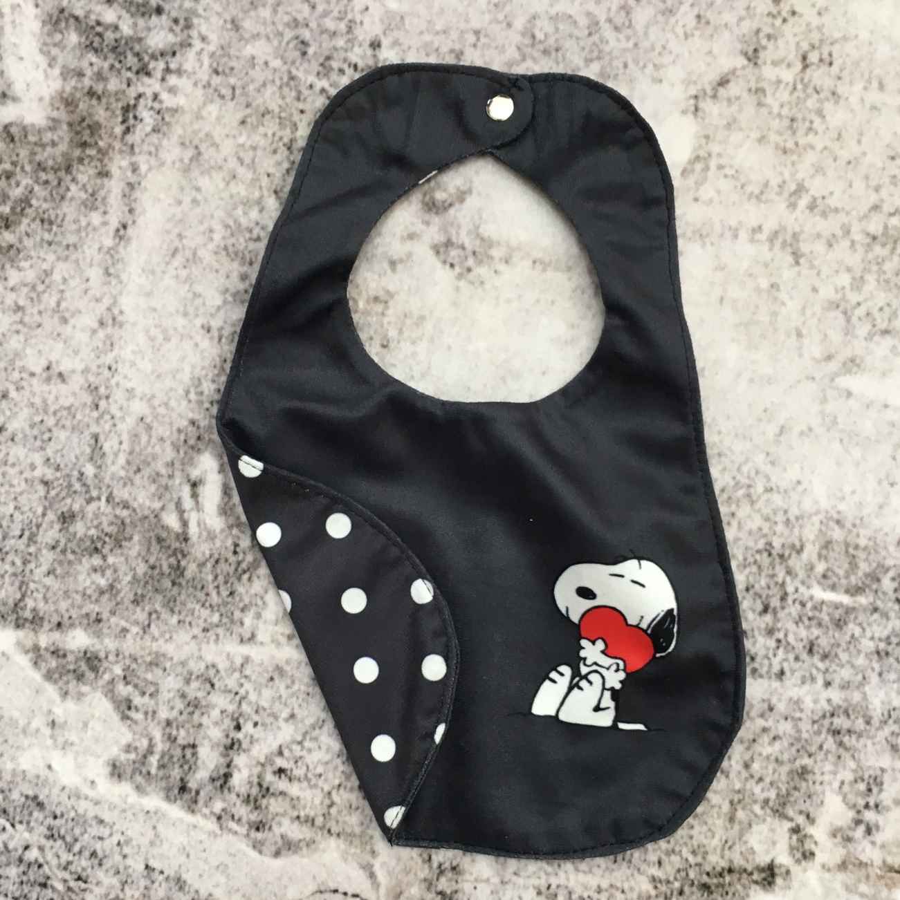 Snoopy Hartenpatroon Babyslab – Zwart met Drukknoop