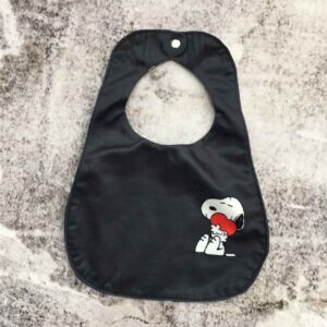 Snoopy Hartenpatroon Babyslab – Zwart met Drukknoop