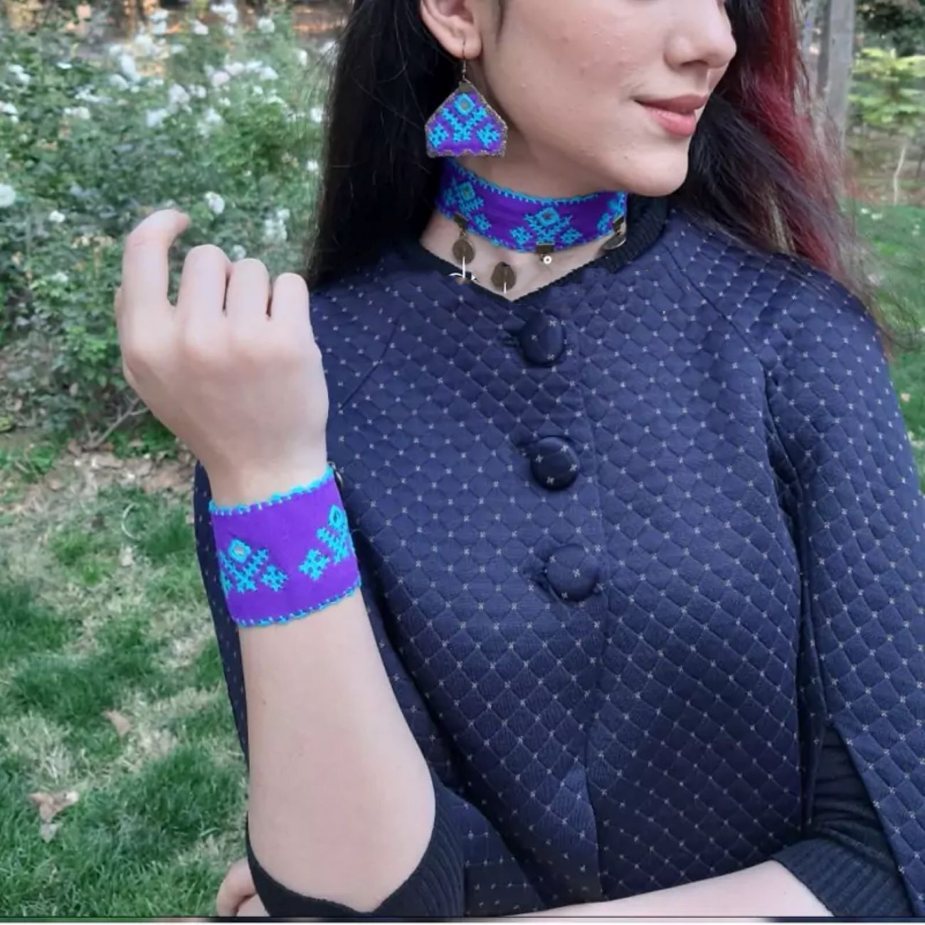 Stijlvolle geborduurde sieradenset armband, ketting & oorbel combinatie
