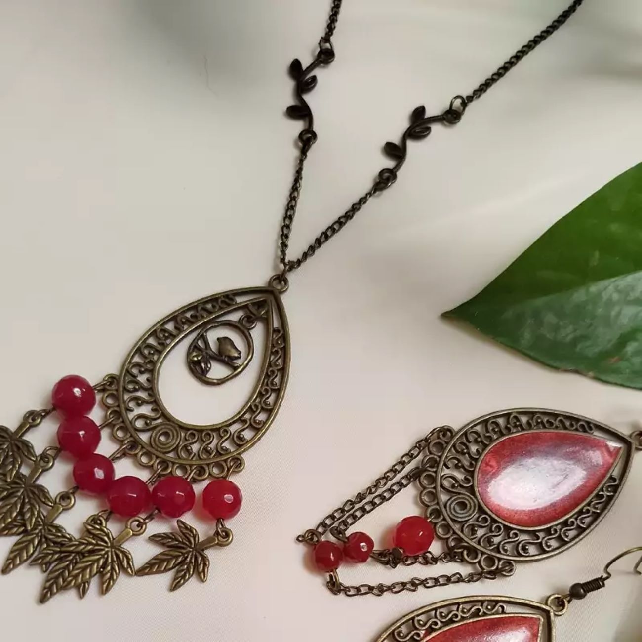 Traditionele Ketting en Oorbellen Set met Hars Ontwerp