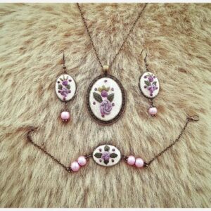 Unieke geborduurde armband- en ketting- & oorsieradenset voor een chique look