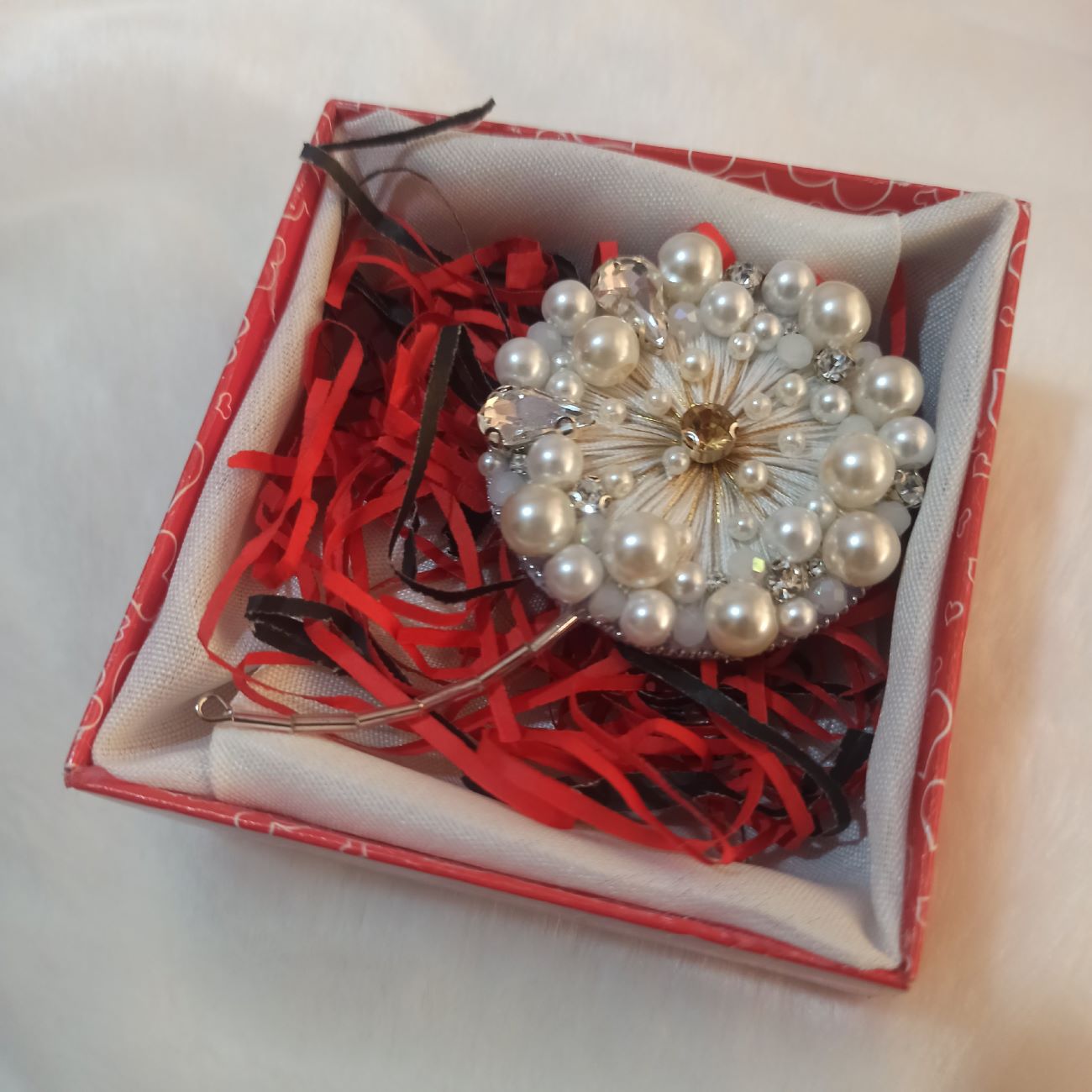 Handgeborduurde Broche – Tand