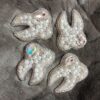 Handgeborduurde Broche – Tand