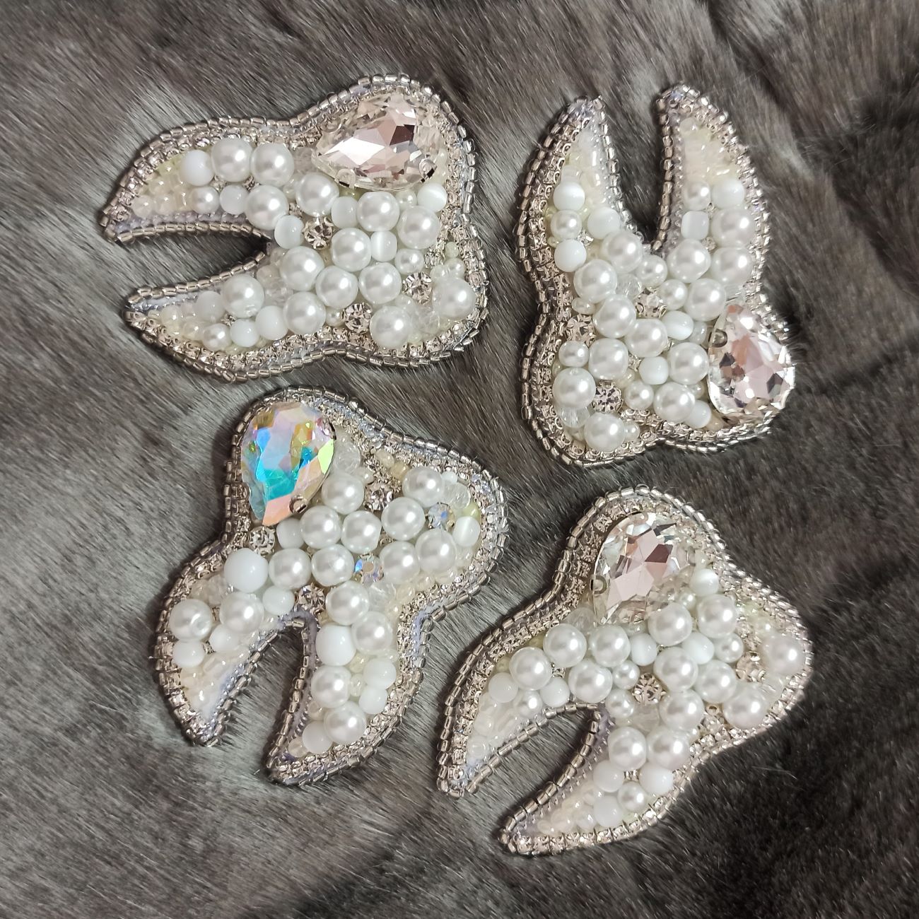 Handgeborduurde Broche – Tand