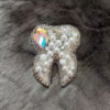 Handgeborduurde Broche – Tand
