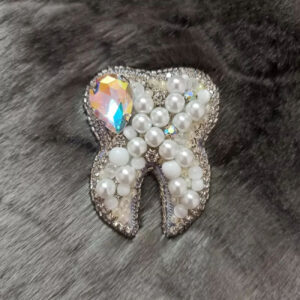 Handgeborduurde Broche – Tand