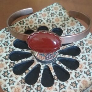 Koperen Armband met Rode Agaat Steen | Elegant en Traditioneel Sieraad