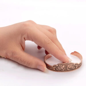 Gegraveerde Koperen Armband met Vogel- en Bloem Design
