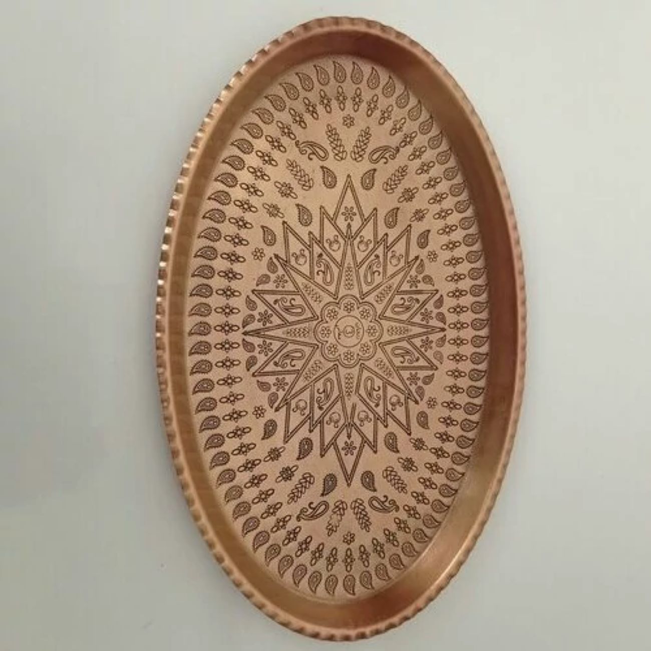 Ovaal Perzisch koperen serveerblad – Decoratief geometrisch erfgoedontwerp
