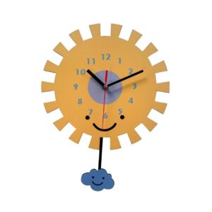 Houten wandklok voor kinderkamer met slinger – zon & wolk thema decor