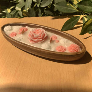 Aromatische Kaars in Houten Pot – Roze Bloem Ontwerp