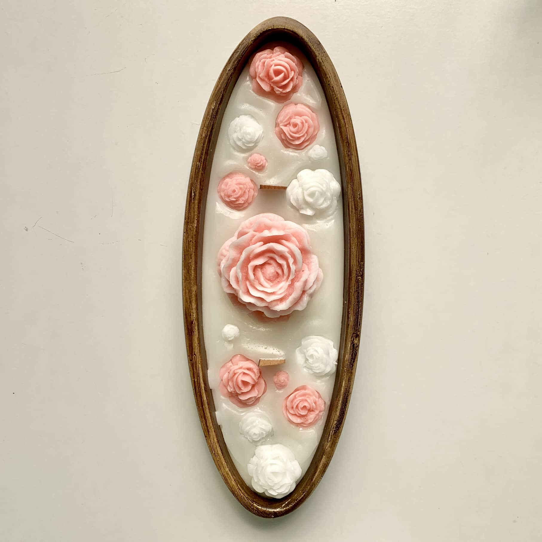 Aromatische Kaars in Houten Pot – Roze Bloem Ontwerp