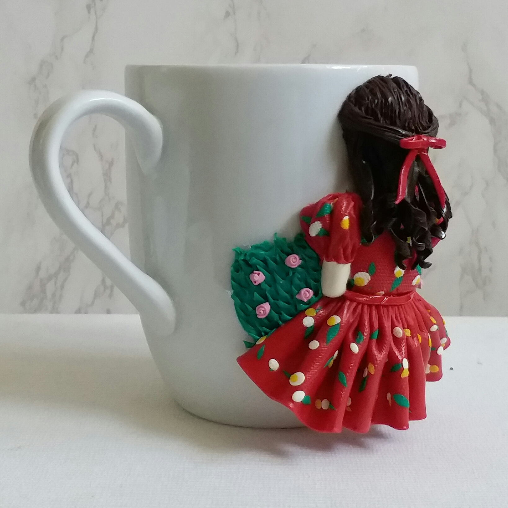 Keramische Mok – Handgemaakt Pop Ontwerp Meisje in Rood
