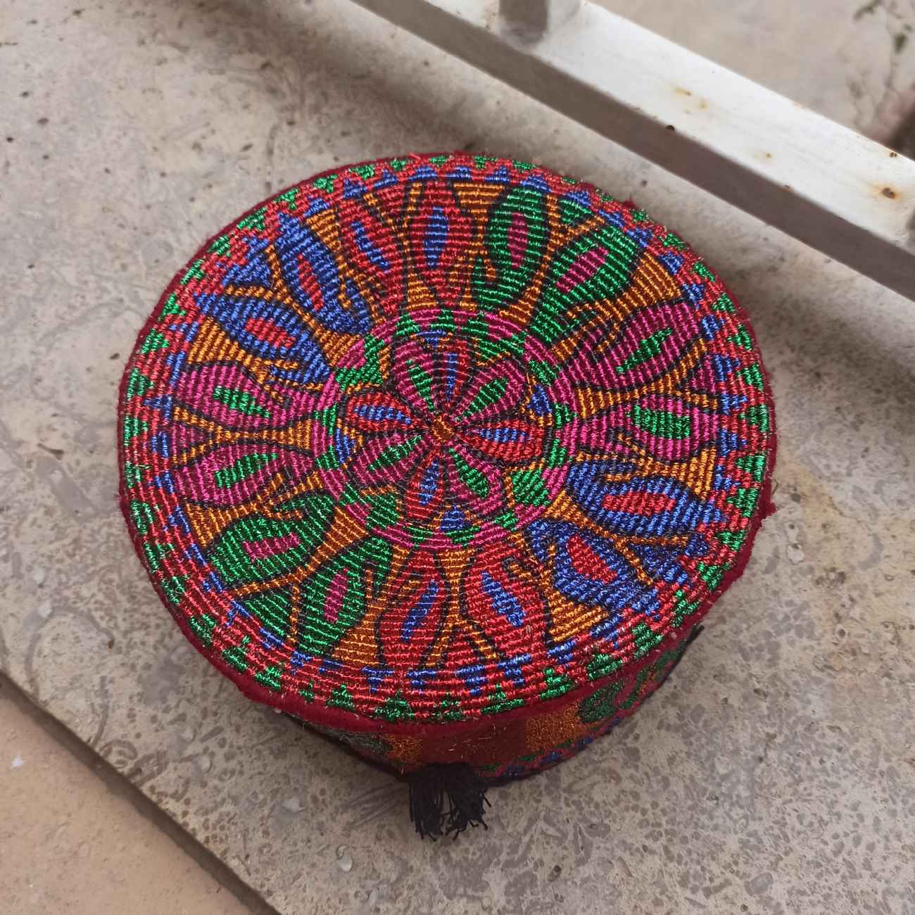 Culturele Borduur Hoed – Oranje Paisley