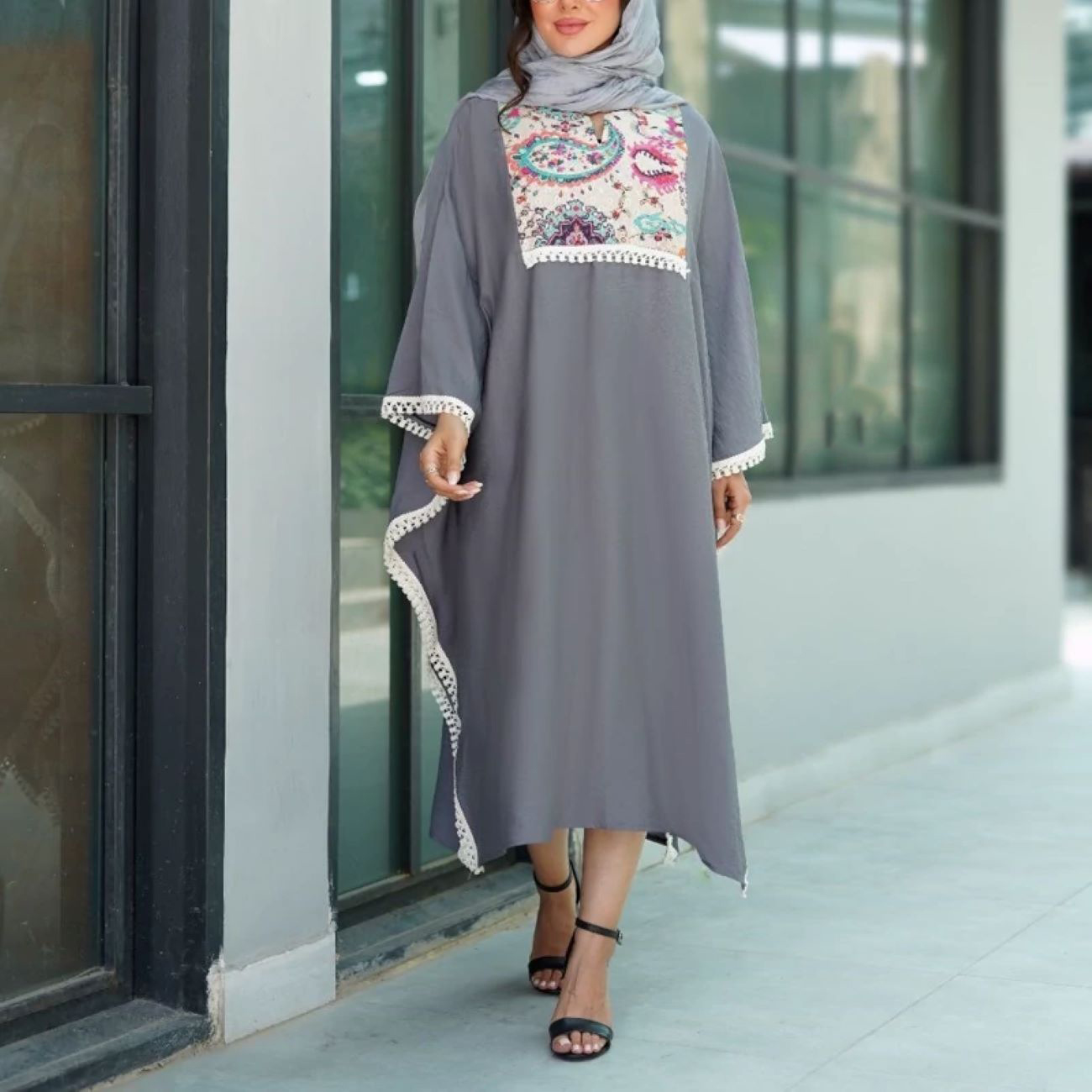 Zwarte Abaya-stijl Manto – Zomerkleding met Versieringen