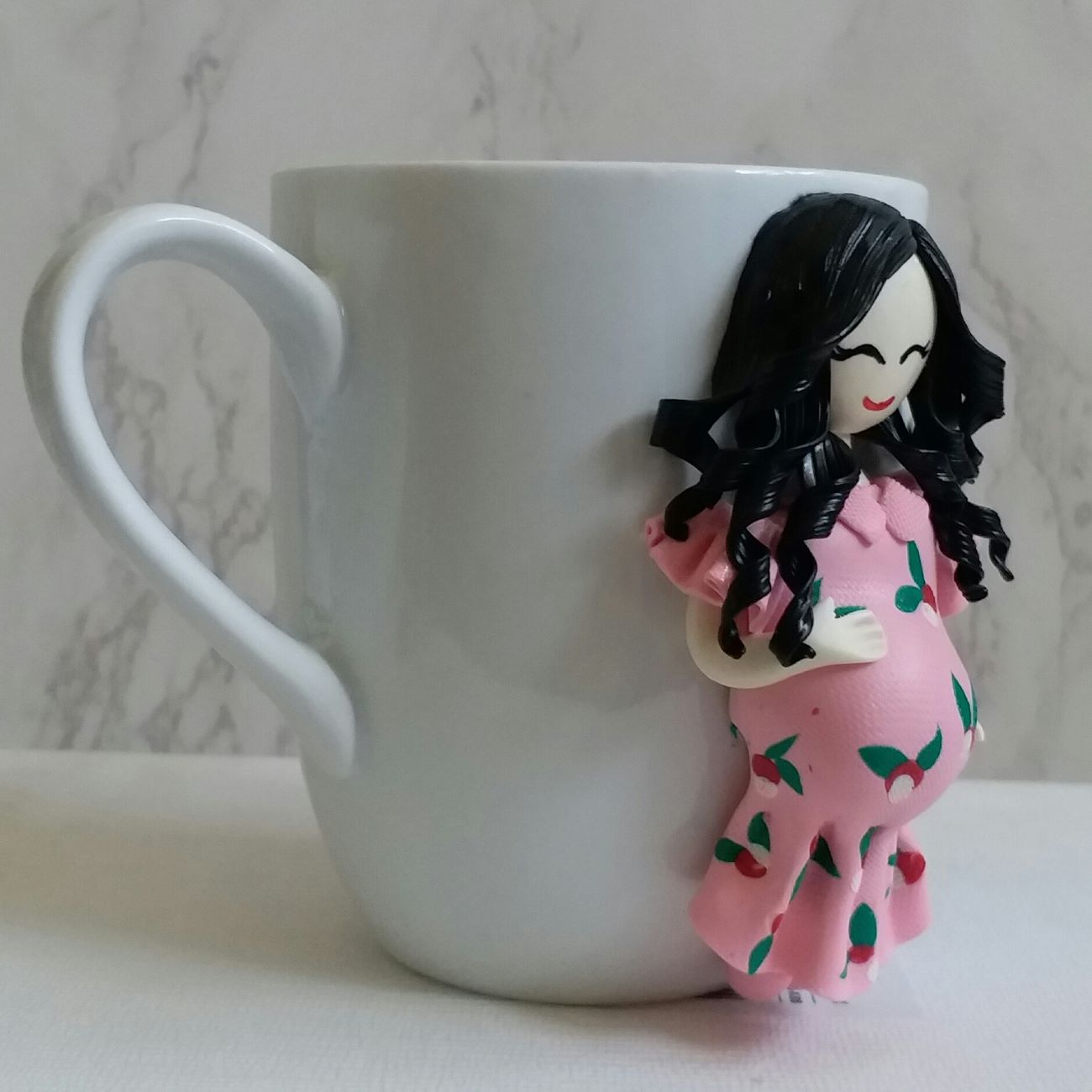 Elegante keramische mok met zwangere vrouw kunstwerk