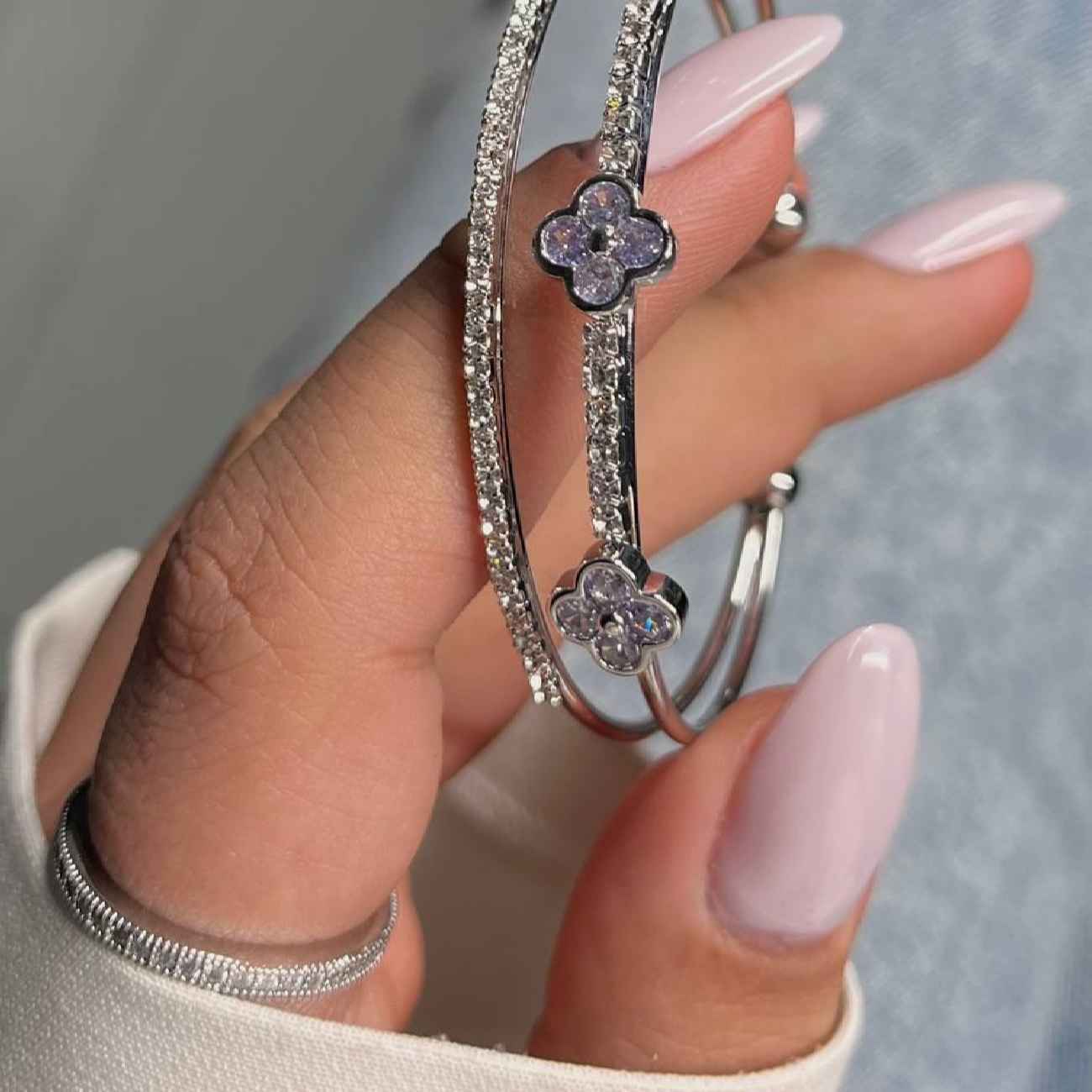 Elegante Van Cleef stijl armband met kleurrijke edelstenen