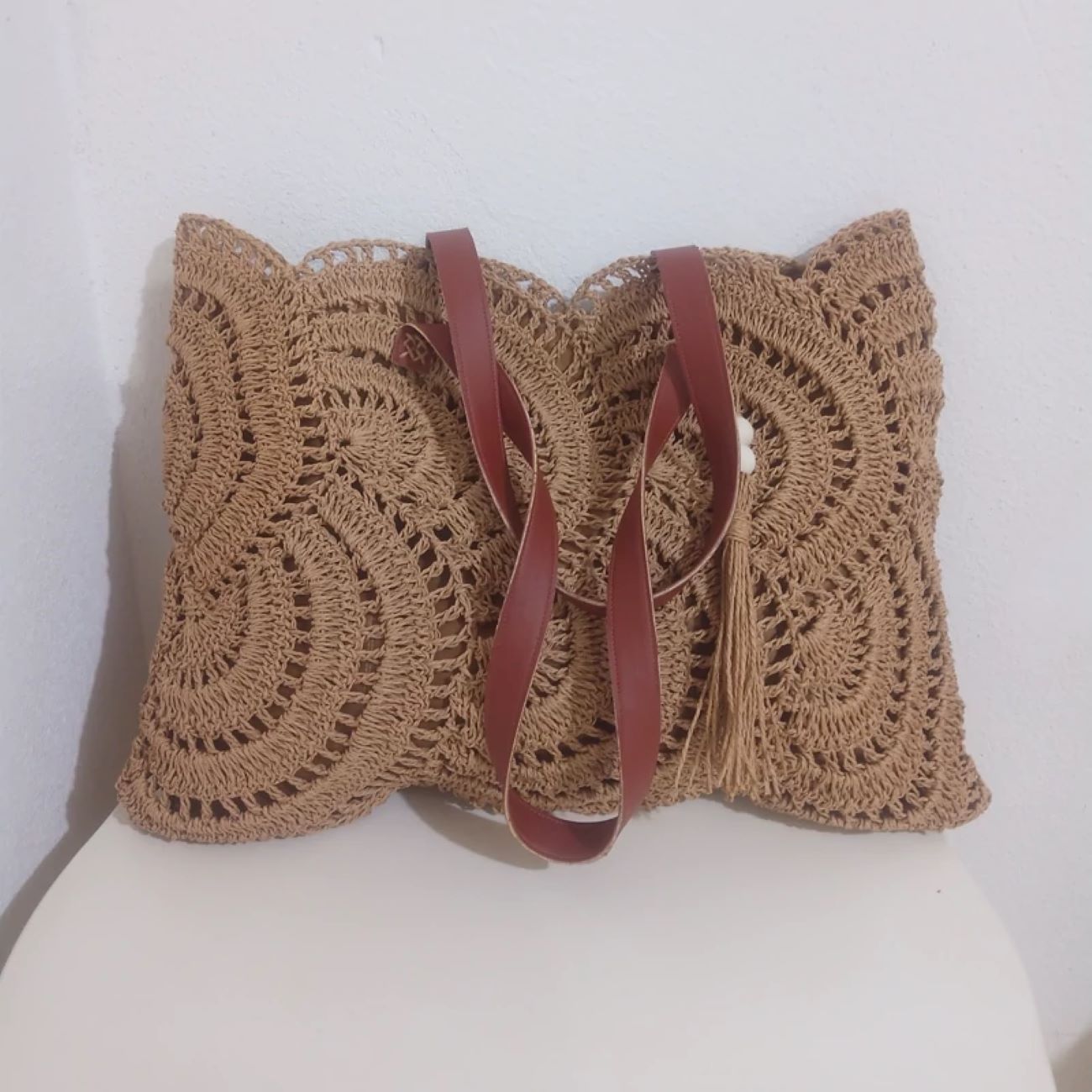 Elegante handgeweven raffia handtas honingkleur