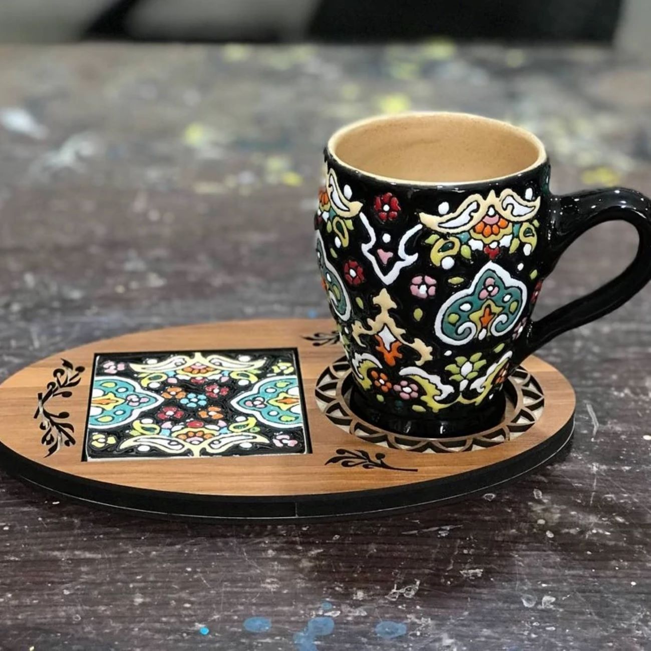 Emaille Beschilderde Keramische Mok met Houten Onderzetter — Kunstzinnig Cadeau