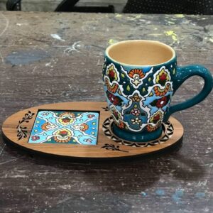 Emaille Beschilderde Keramische Mok met Houten Onderzetter — Kunstzinnig Cadeau