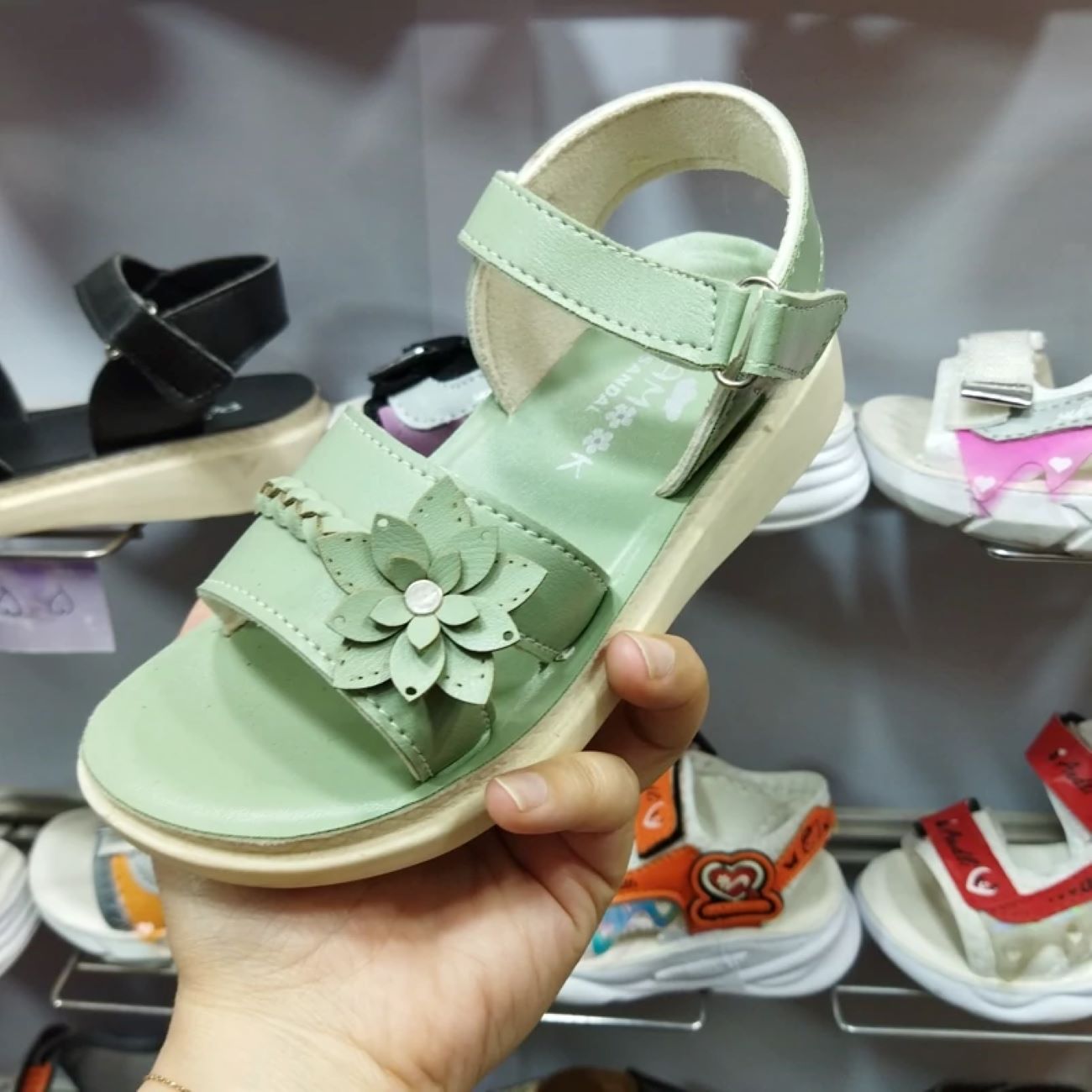 Modieuze Kindersandalen – Bloemdesign & Klittenband
