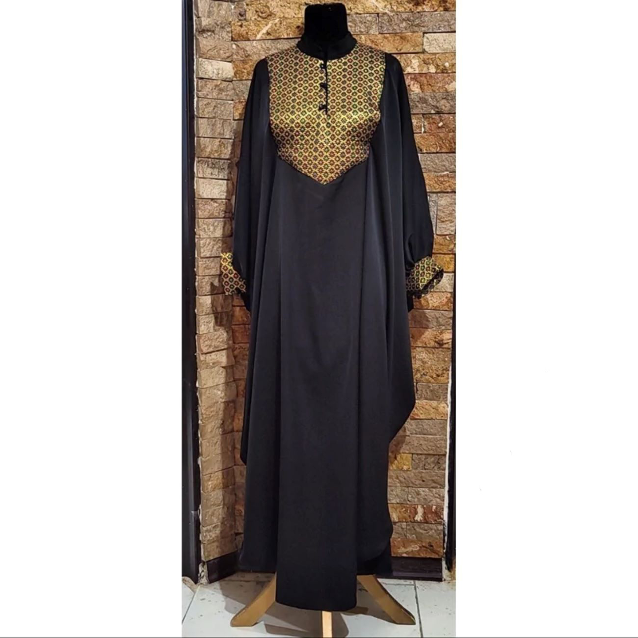 Formele Abaya Mantu – lang, elegant en bescheiden met gesloten voorkant en traditioneel ontwerp