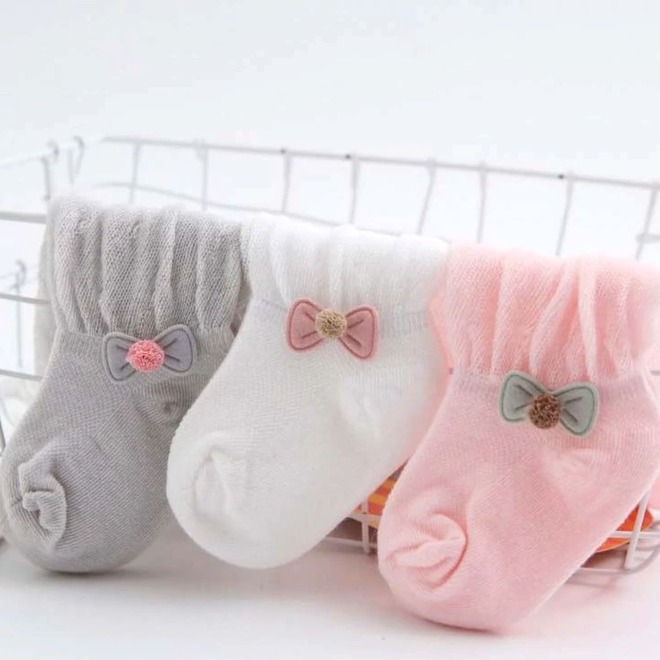 Lichtgrijze Kniehoge Babysokken met Strik – Meisjes