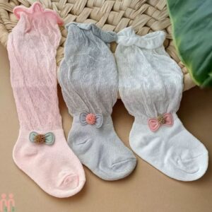 Lichtgrijze Kniehoge Babysokken met Strik – Meisjes