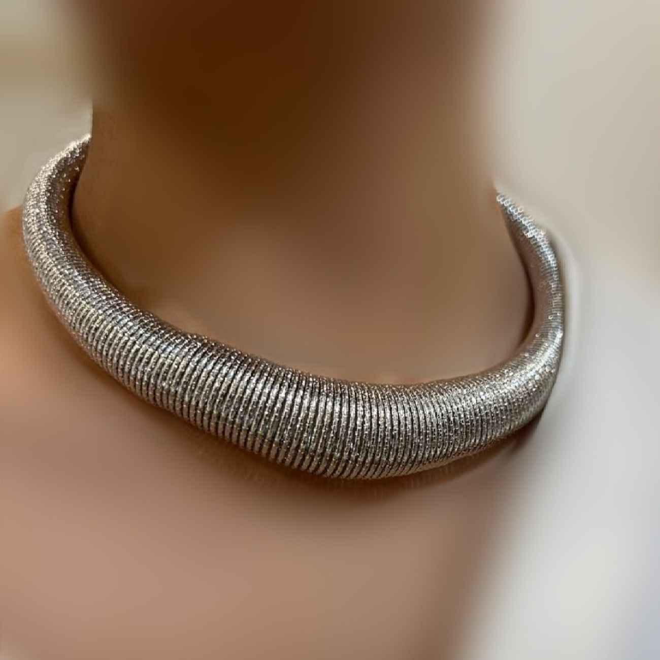 Goudvergulde Choker Ketting met Flexibel Veerontwerp – Minimalistisch & Elegant Perfect voor Feest