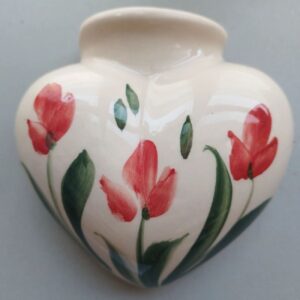 Hartvormige keramische wandplantenbak, bloemmotief