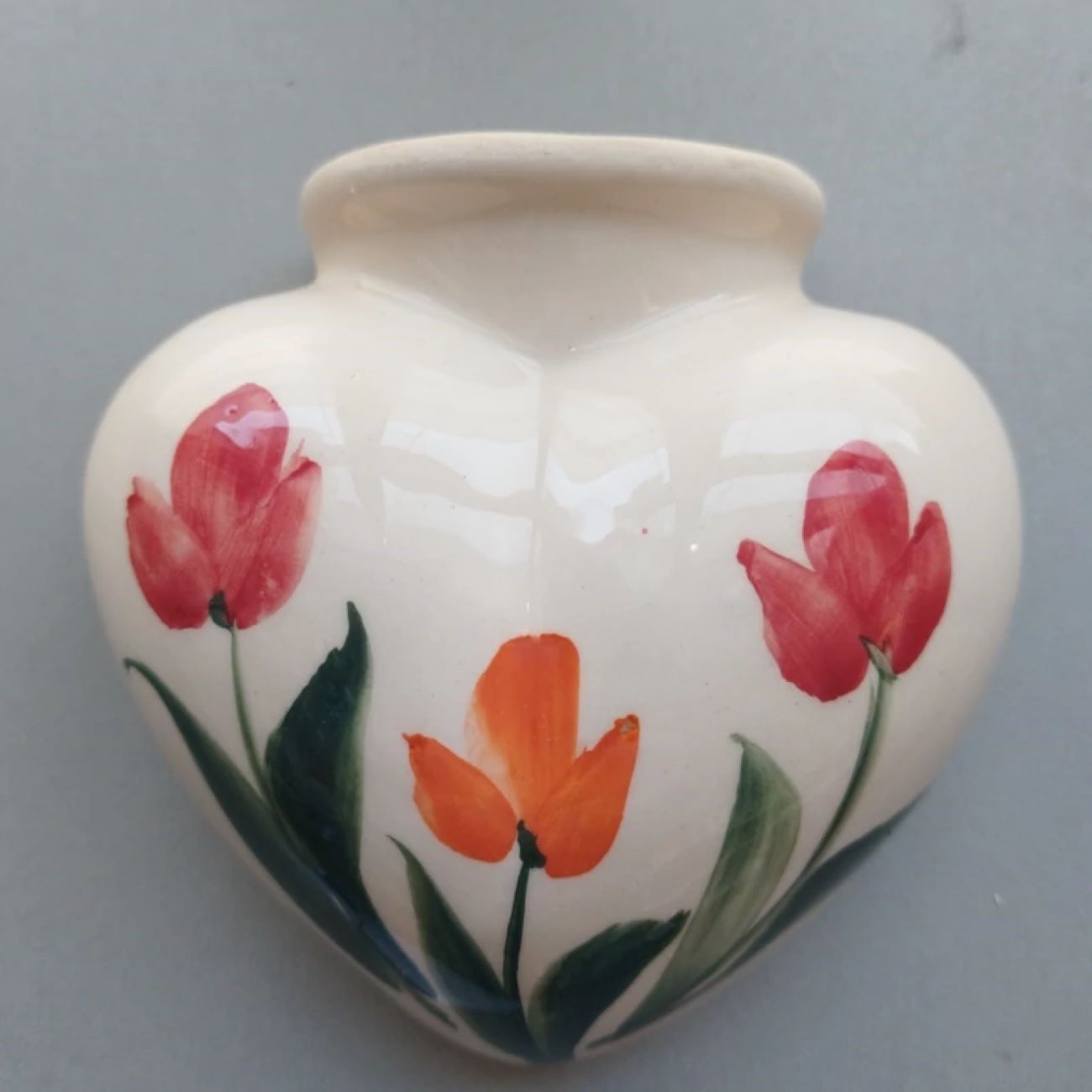 Hartvormige keramische wandplantenbak, bloemmotief