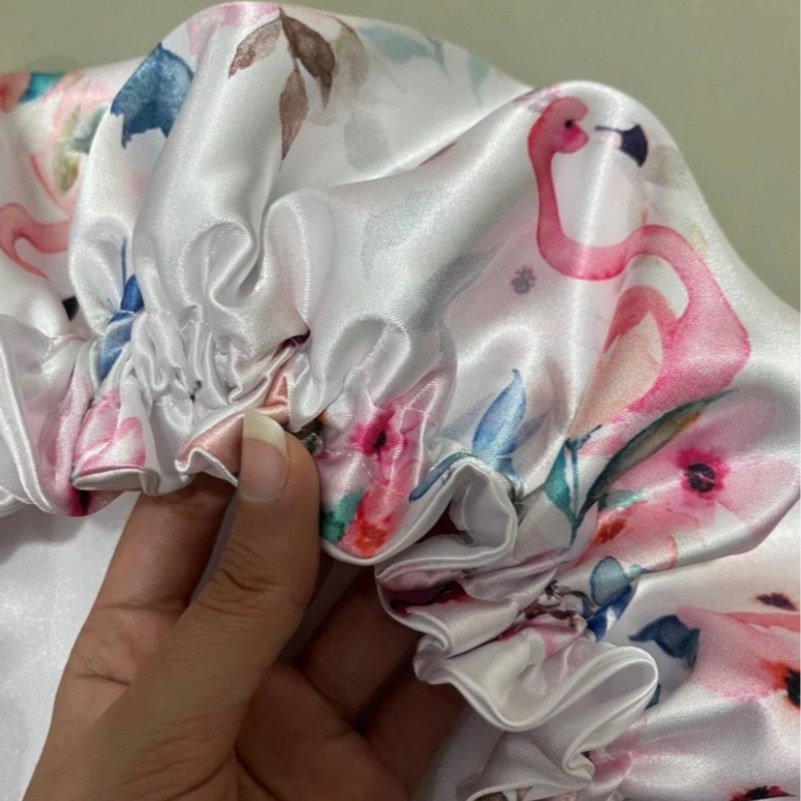 Lichtgewicht Satijnen Slaapmuts met Flamingo Print – Geschikt voor Comfortabele Nachtrust