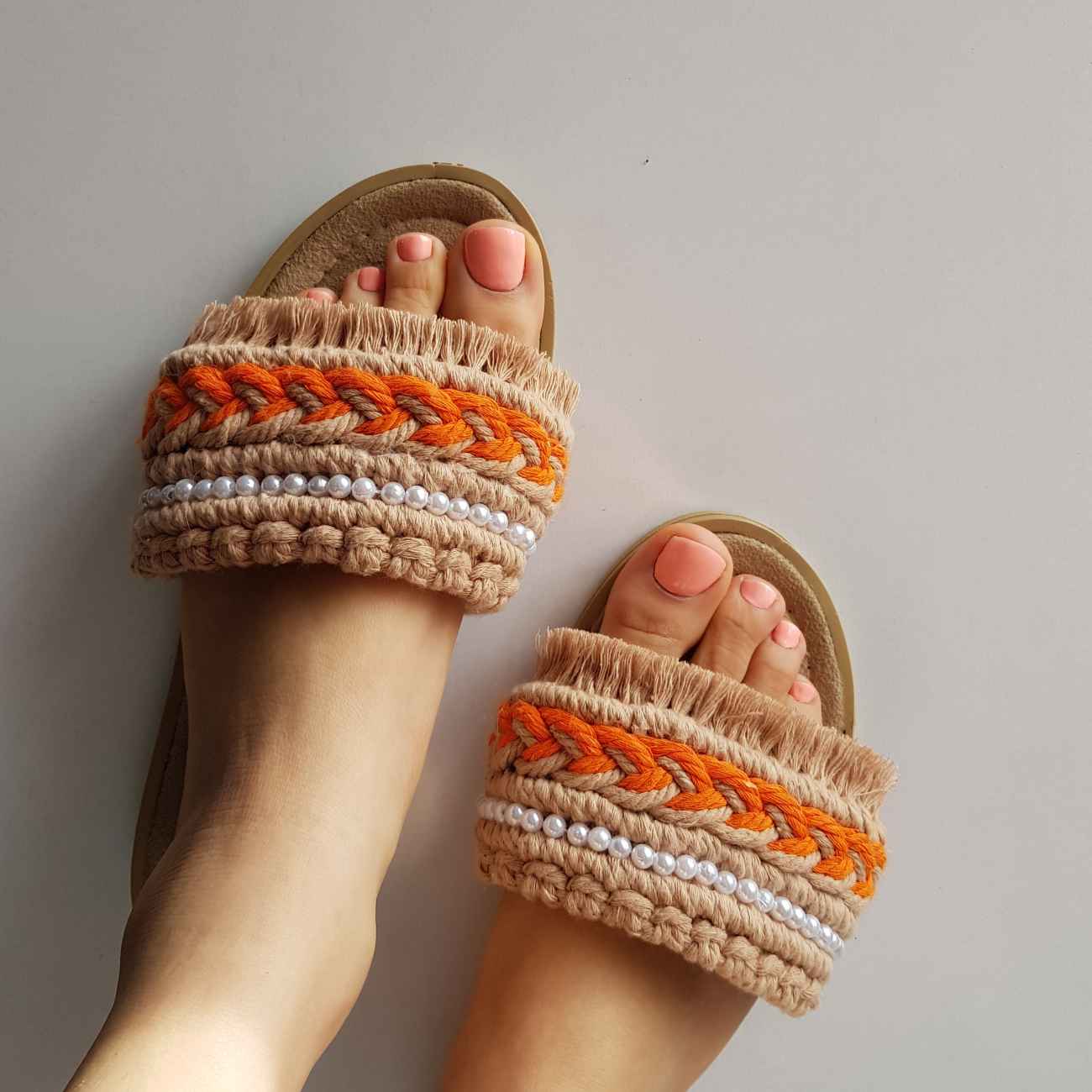 Oranje Macramé Binnenslippers – Parel & Spiegelmozaïek