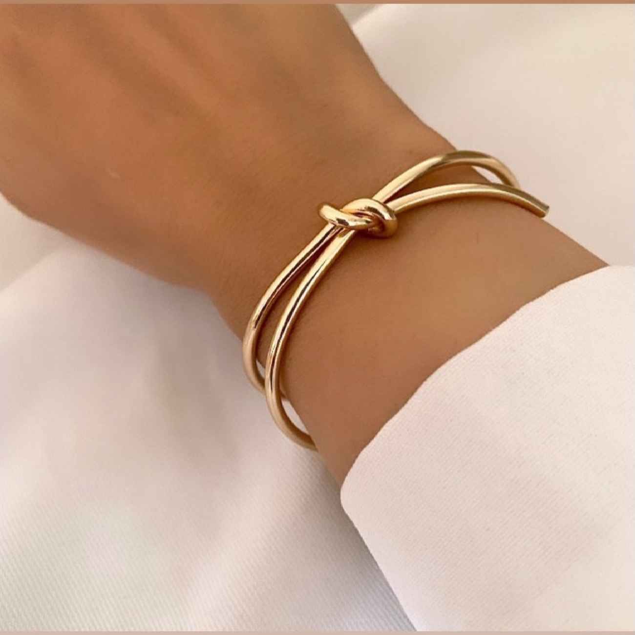 Minimalistische Knoop Manchette Armband – Symbool van Kracht