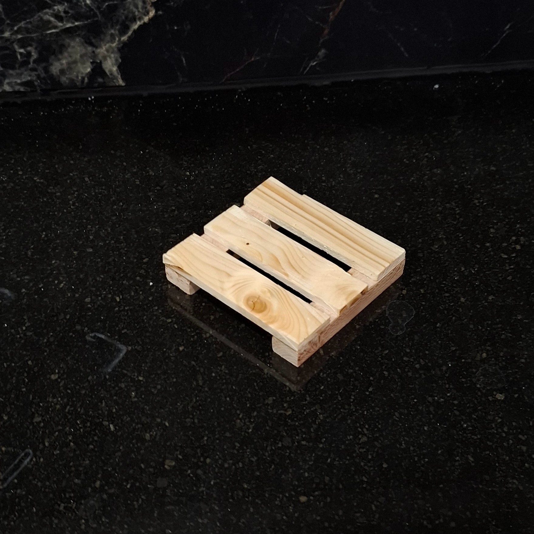 Natuurlijke Houten Pallet Onderzetters 6-pack – Duurzame Tafelbescherming voor Dagelijks Gebruik