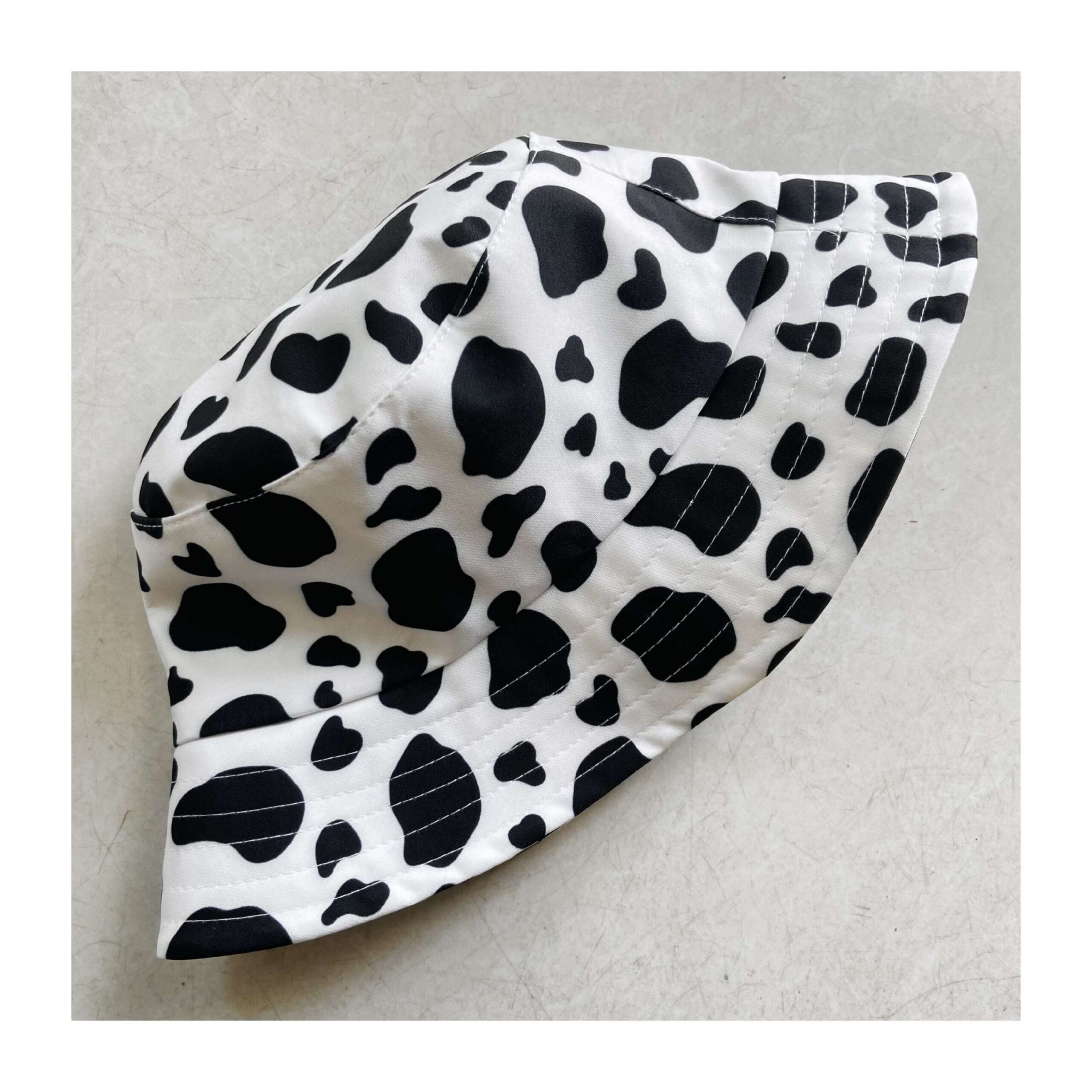 Outdoor Koeienprint Bucket Hat – Modieuze Witte Hoed