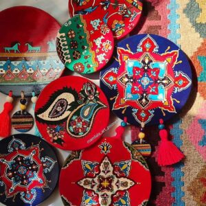 Perzische Decoratieve Borden – Handgemaakte Aardewerk Set (7 Stuks)