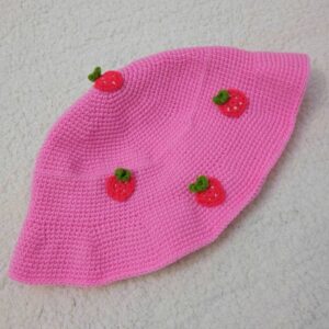 Gehaakte Bucket Hat – Roze Aardbei – Handgemaakt