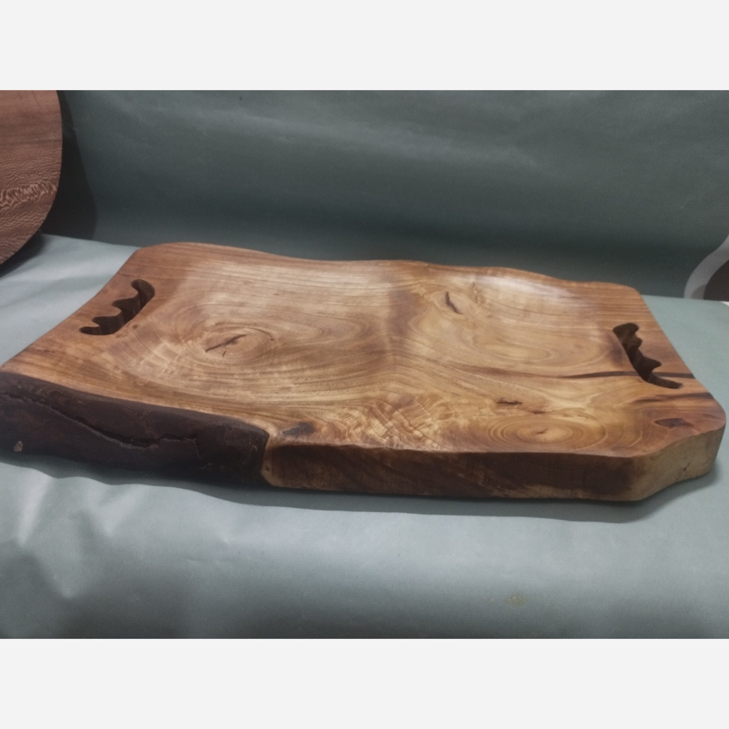 Rustiek houten dienblad met onregelmatige vorm – Natuurlijke decoratieve organizer