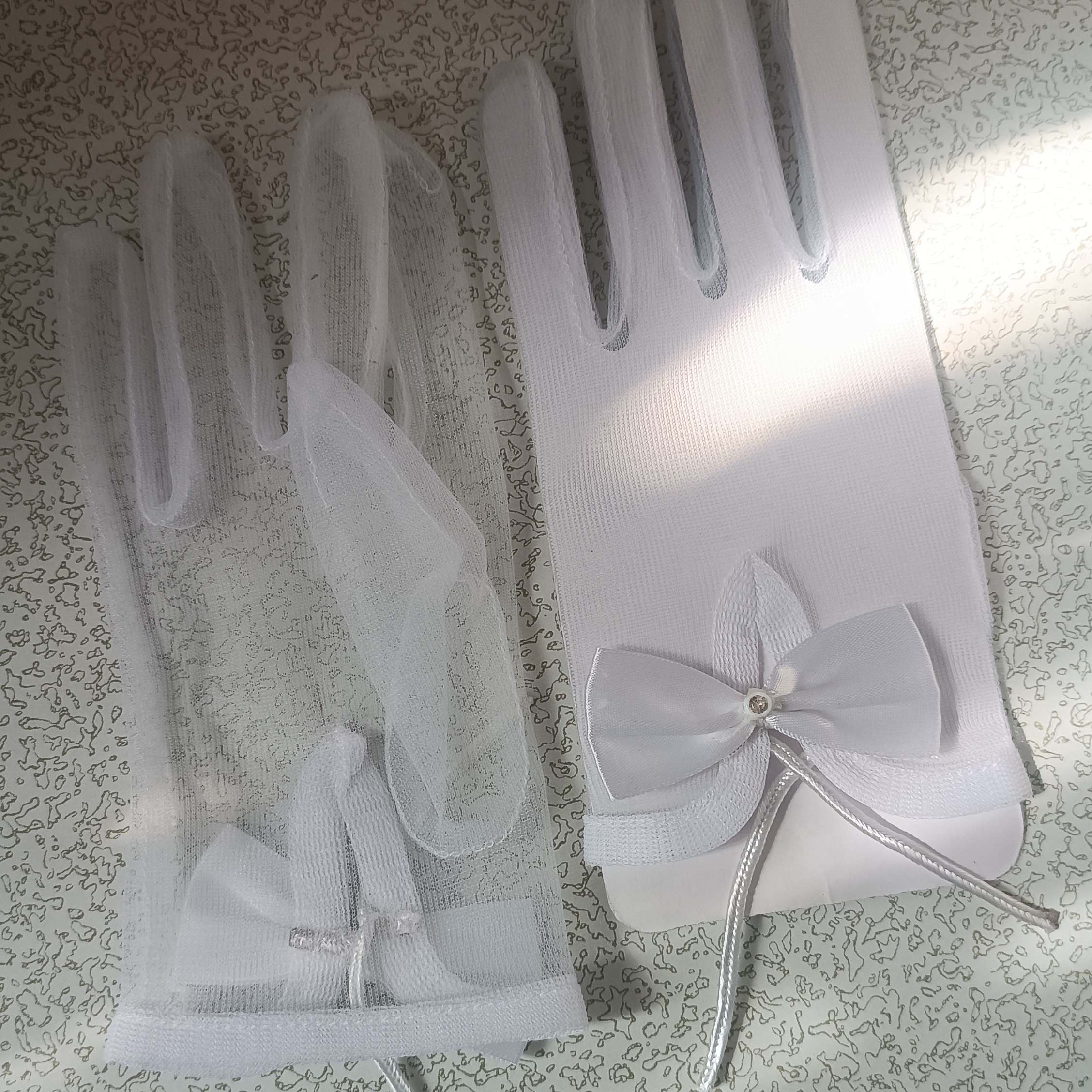 Korte Bruidshandschoenen met Strik – Wit Kant