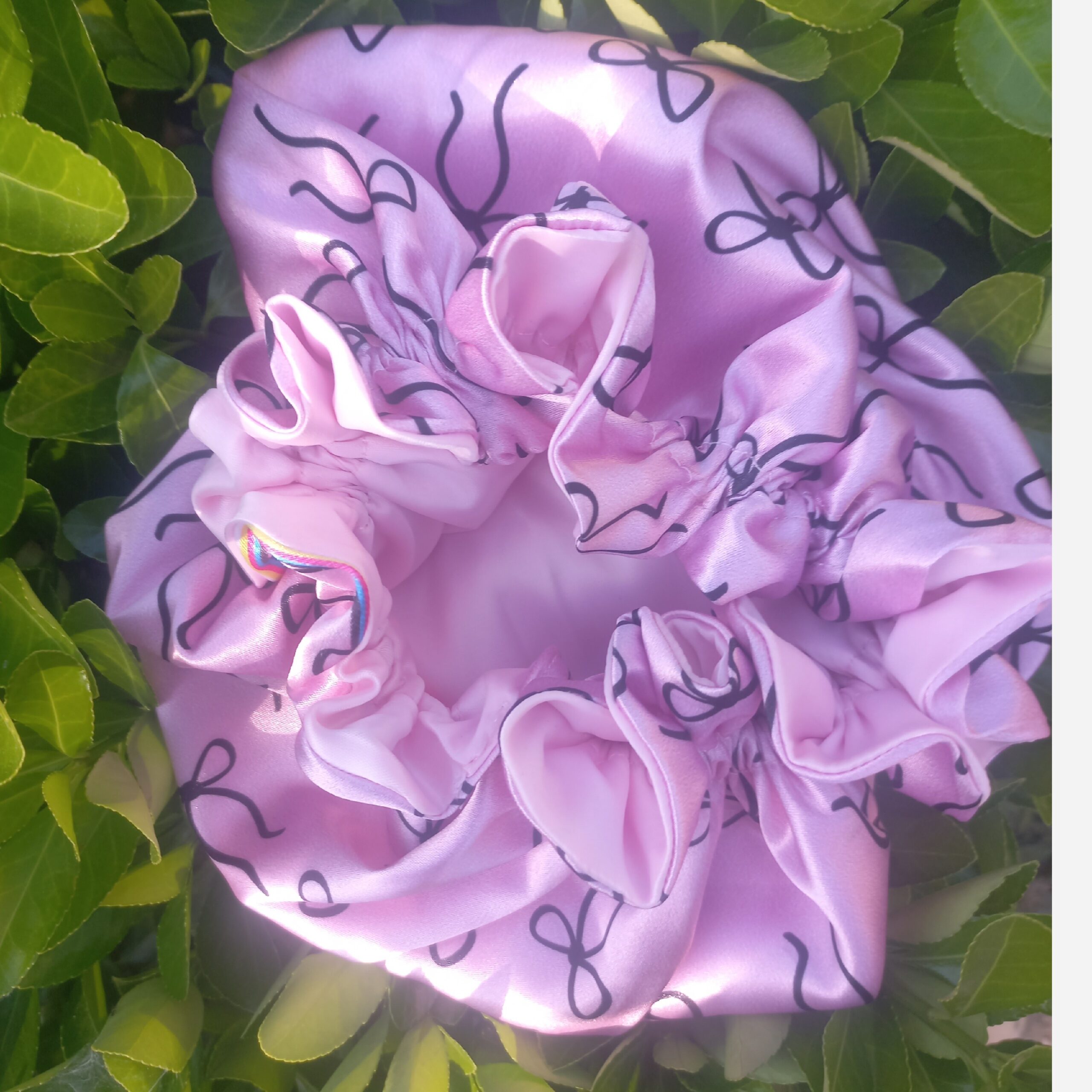 Roze Satijnen Bonnet – Luxe Haarbescherming met Strik