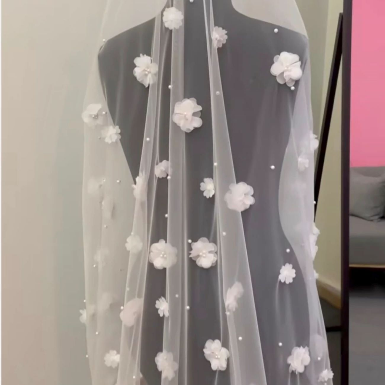 Zachte Tule Bruidsluier met Bloemen Kant Applicatie en Kathedraal Sleep – Gracieus en Elegant