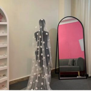 Zachte Tule Bruidsluier met Bloemen Kant Applicatie en Kathedraal Sleep – Gracieus en Elegant