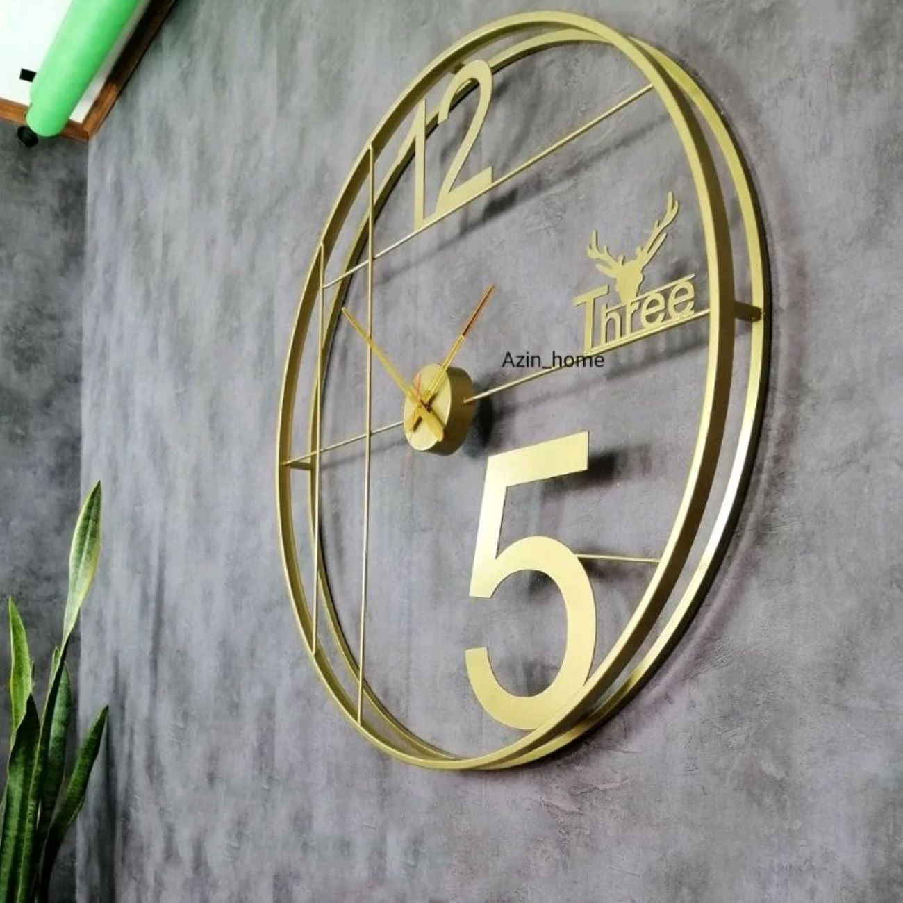 Stijlvolle wandklok – slank metalen frame ontwerp in gouden kleur