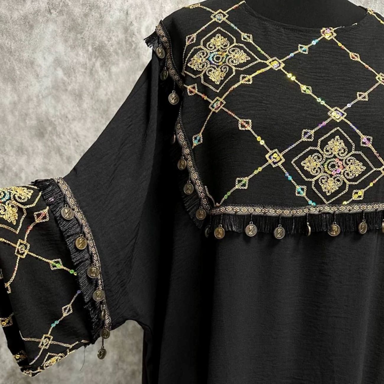 Dames Traditionele Mantu – Zwart met Munt Design