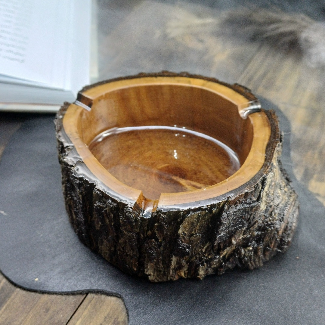 Hout en Hars Log Asbak – Geschikt voor Moderne Rustieke Decoratie