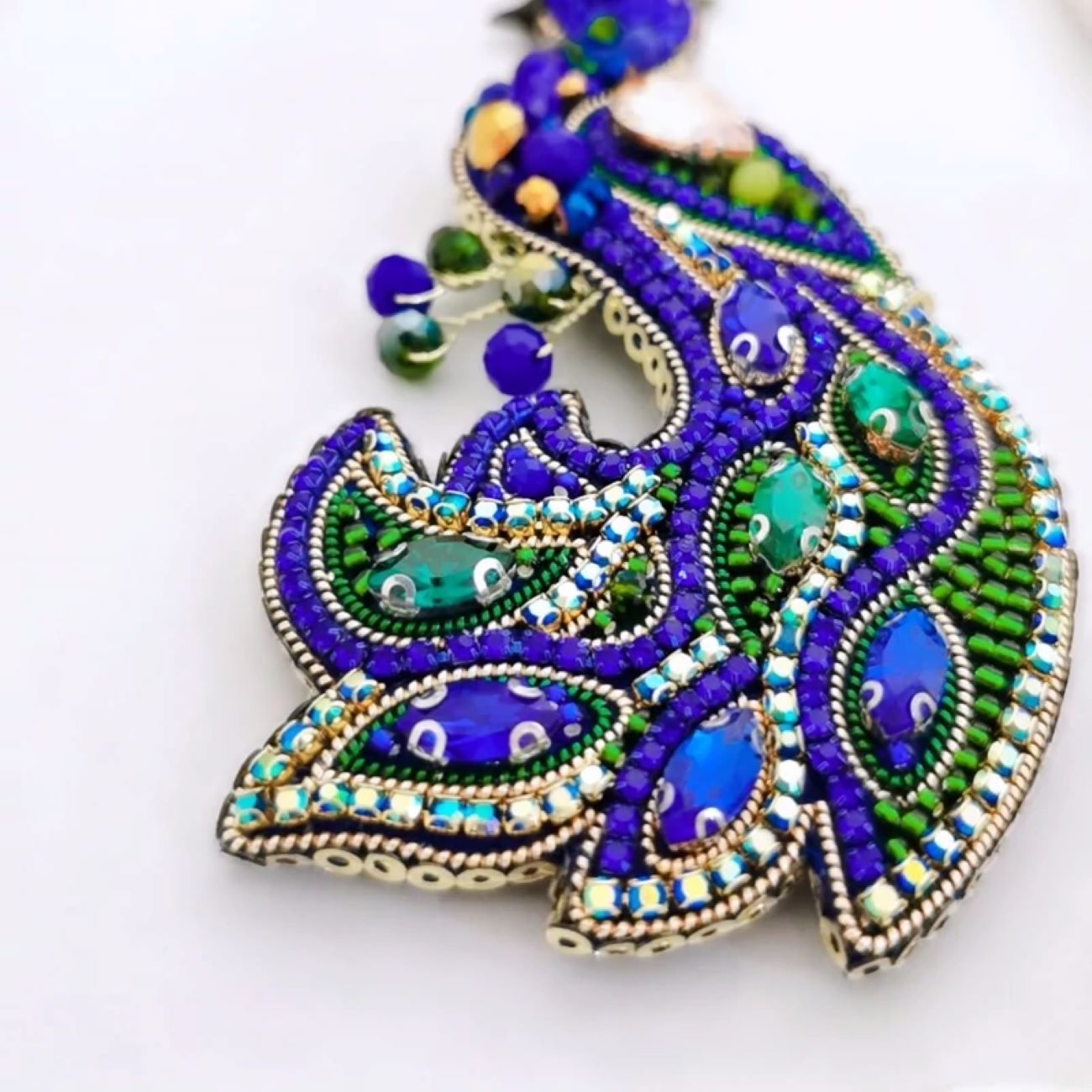 Geborduurde Pauw Broche – Blauwe Kralen