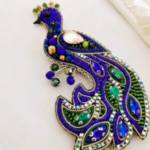 Geborduurde Pauw Broche – Blauwe Kralen