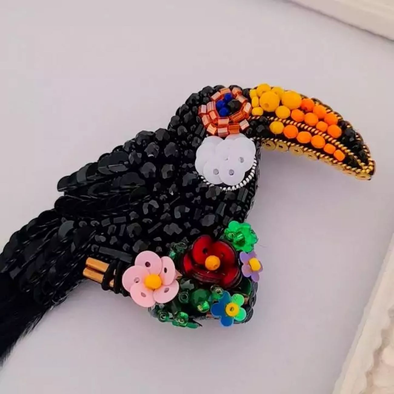 Geborduurde Toekan Broche – Zwart/Kleurrijk