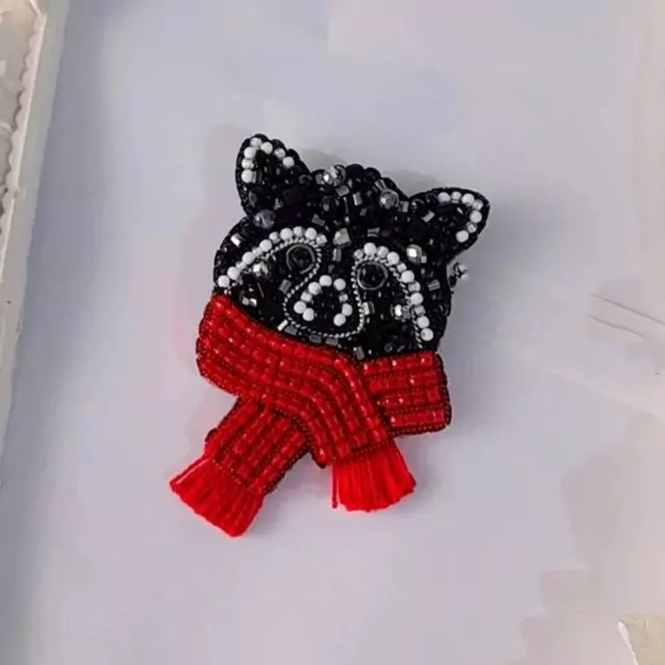 Wasbeer Broche – Handgemaakt Geborduurd